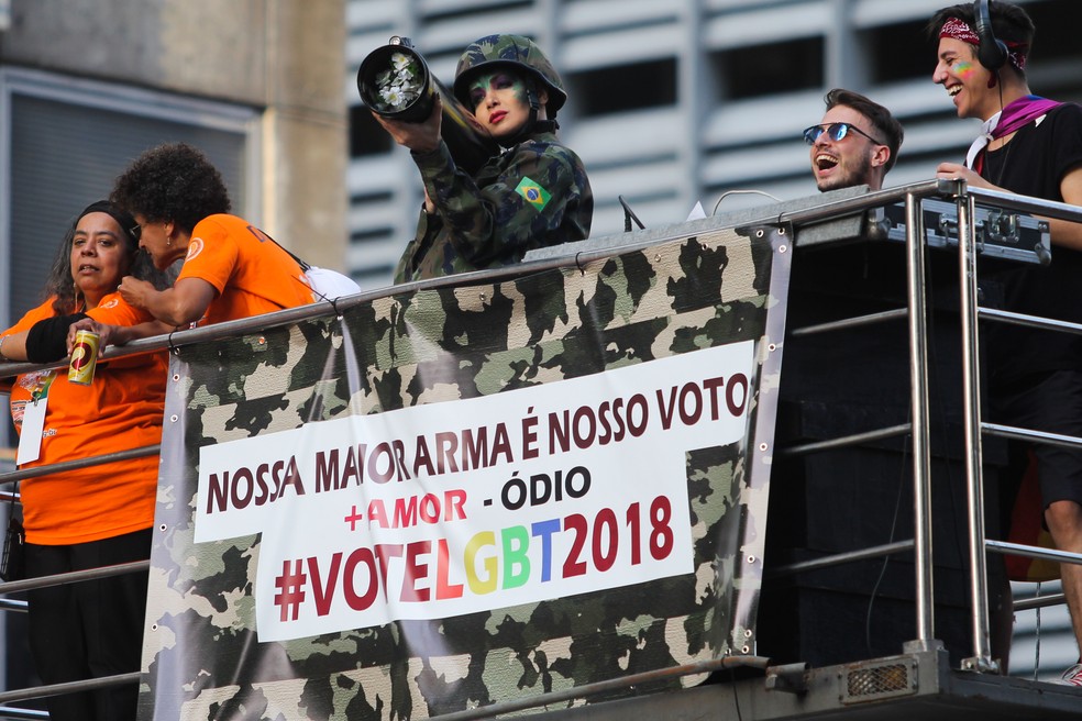 A transexual Viviany Beleboni participa da 21° Parada do Orgulho LGBT, na Avenida Paulista. Há 2 anos ela causou polêmica ao sair crucificada.  (Foto: LUIS CLEBER/ESTADÃO CONTEÚDO)