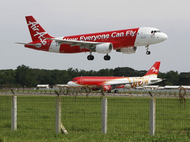 Foto de janeiro de 2013 mostra um Airbus A320, mesmo modelo da aeronave que despareceu neste domingo (28) na Indonésia (Foto: Enny Nuraheni/Reuters)