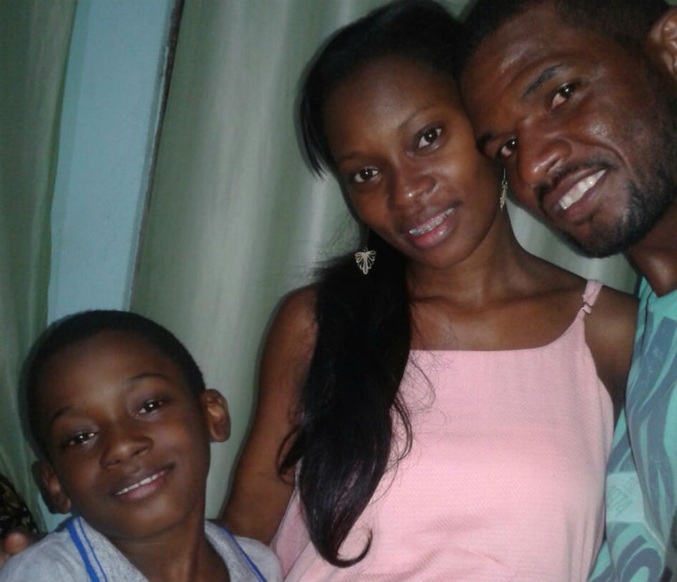 Rosilene com o filho mais velho, de oito anos, e o marido, Regivaldo (Foto: Arquivo Pessoal)