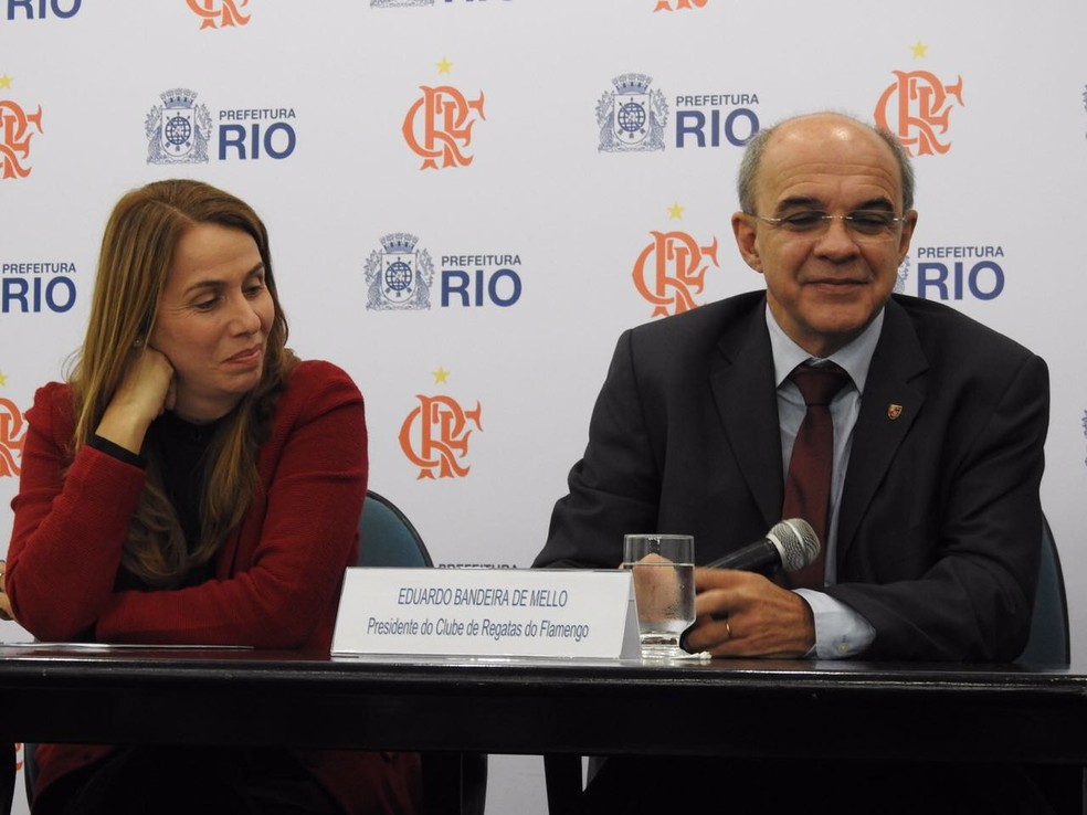 Patrícia Amorim e Bandeira sorriem juntos (Foto: Fred Gomes/GloboEsporte.com)