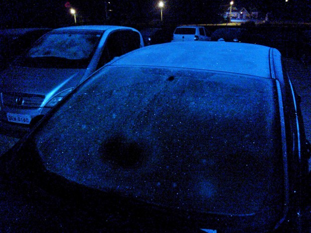 Carros amanheceram cobertos de gelo em Canela (Foto: Ivani Schutz/RBS TV)