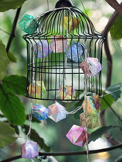 Balõezinhos de dobradura e luzinhas são feitos uns para os outros. Origamis Ione Sawao, gaiola Ideia Única, cordão luminoso Empório das Flores