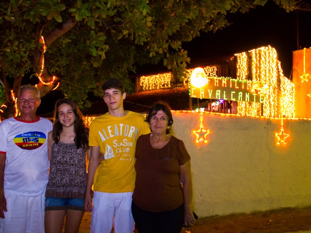 Família Cavalcante ilumina a casa inteira no Natal (Foto: Jonathan Lins/G1)