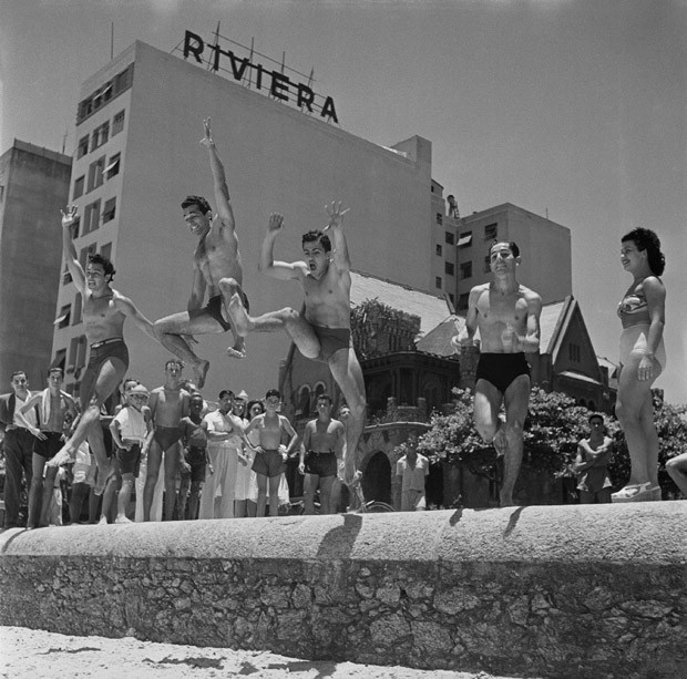 Rapazes na praia de Copacabana (Foto: Kurt Klagsbrunn)