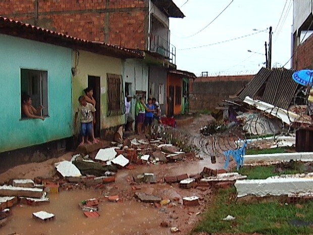 Vizinhos do hospital no Jaracati tiveram casas atingidas com queda do muro (Foto: Reprodução/TV Mirante)