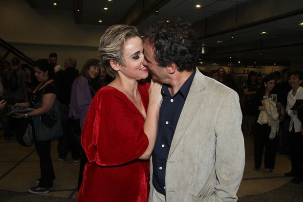 Giulia Gam beija o namorado (Foto: Amauri Nehn/Photo Rio News)