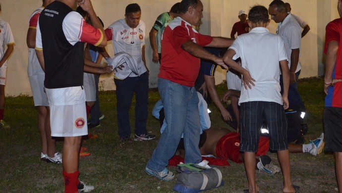 massagista do Spartax, Carlos André, passa mal em briga na Graça (Foto: Hévilla Wanderley / GloboEsporte.com/pb)