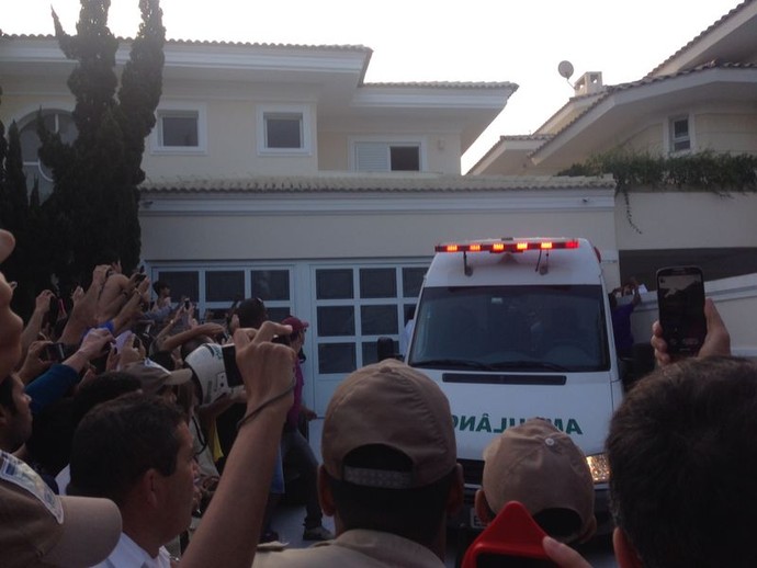 Neymar chega em casa, no Guarujá, de ambulância (Foto: Bruno Giufrida / GloboEsporte.com)