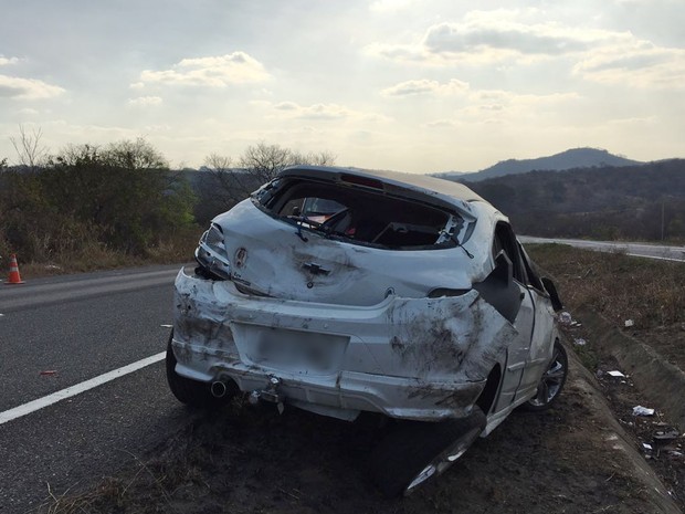 Motorista morreu no local do acidente e passageira ficou ferida e foi socorrida para o Trauma de Campina Grande (Foto: Carla Amorim/TV Paraíba)