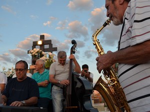 Serenata da família Tiso traz melodia a cemitério em Três Pontas. (Foto: Samantha Silva / G1)