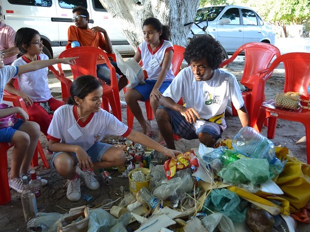 Crianças separam lixo recolhido nas praias (Foto: Jocaff Souza/G1)