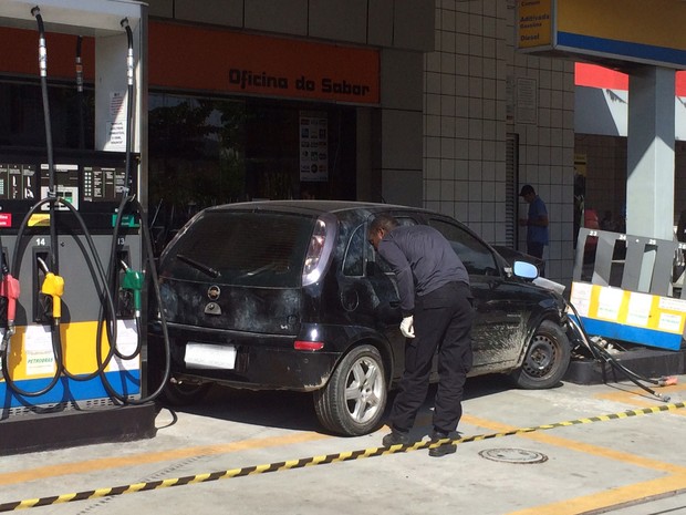 Homem bate carro na Zona Oeste do Rio e PM encontra corpo no porta-malas (Foto: Matheus Rodrigues / G1) Homem bate carro na Zona Oeste do Rio e PM encontra corpo no porta-malas (Foto: Matheus Rodrigues / G1)