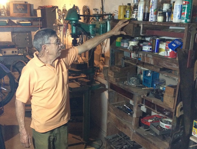 Colecionador prudentino faz questão de mostrar o local onde tudo começa: a sua ofícina (Foto: Mateus Tarifa / GloboEsporte.com) Colecionador prudentino faz questão de mostrar o local onde tudo começa: a sua ofícina (Foto: Mateus Tarifa / GloboEsporte.com)