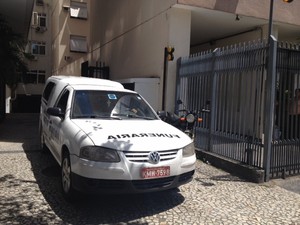 Carro de funerária saiu do hospital por volta das 10h30 desta quarta-feira (9) (Foto: Mariucha Machado / G1)