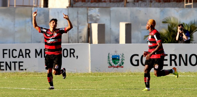 Wanderley comemora gol do Campinense contra o Central (Foto: Nelsina Vitorino / Jornal da Paraíba)