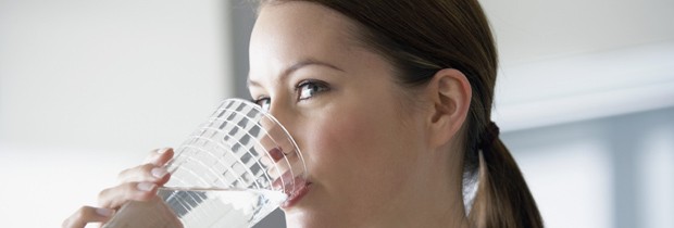Médica sugere beber bastante água até uma hora antes de ir para a cama (Foto: Think Stock)