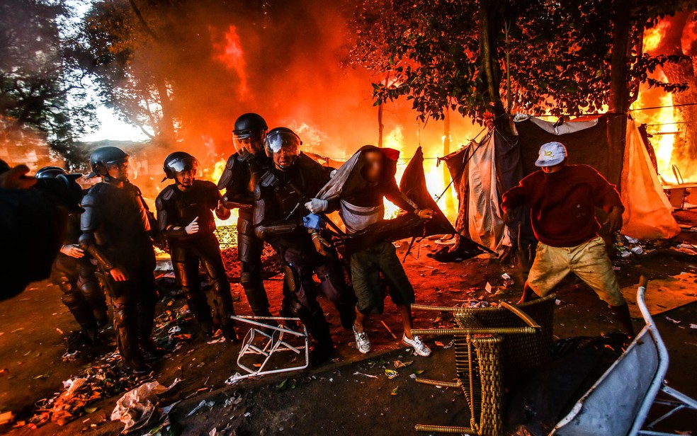 Policiais militares retiram usuários de drogas da Praça Princesa Isabel, na Cracolândia (Foto: Leonardo Benassatto/Framephoto/Estadão Conteúdo)