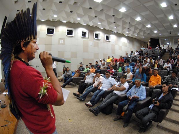 Líder indígena discursa no auditório do Ministério da Justiça (Foto: Ministério da Justiça/Divulgação)