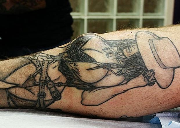 Em 2008, o canadense Lane Jensen resolveu dar mais 'vida' a uma tatuagem em sua perna. Ele colocou implantes de silicone no desenho de uma mulher com seios fartos. (Foto: Divulgação)