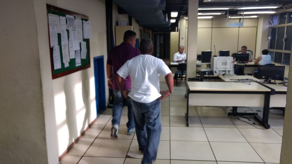 Francisco na 6ª DP (Cidade Nova), onde foi ouvido sobre o acidene no Sambódromo, na noite de domingo (Foto: Nicolás Satriano/G1)