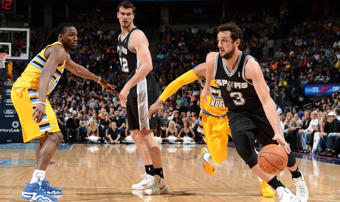 Tiago Splitter e Marco Belinelli, Spurs x Nuggets (Foto: Getty)