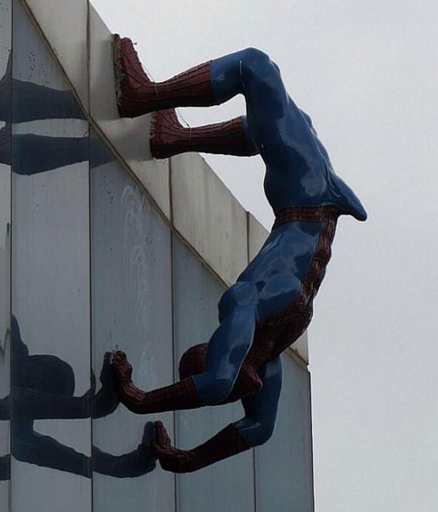 G1 - Estátua de Homem-Aranha com ereção em shopping choca coreanos