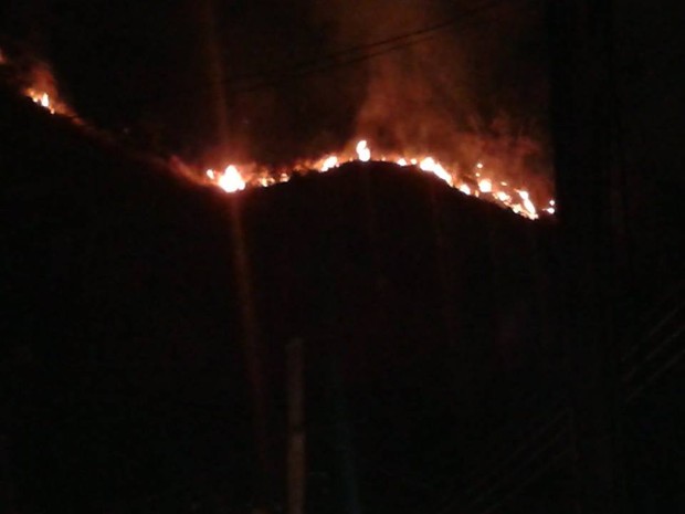 Incêndio atinge vegetação do Maiço da Pedra Branca, em Realengo, Zona Sul do Rio (Foto:  Gabriel Ramos Moreira/ Via Vc no G1)