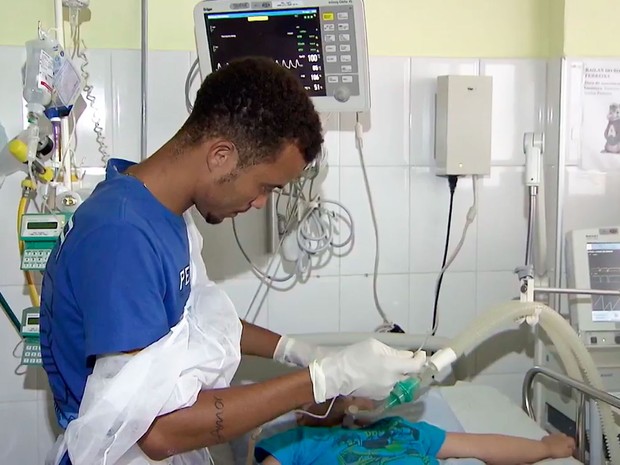 Rapaz de 23 anos deixa trabalho para cuidar de filho com doença rara na BA (Foto: Reprodução/TV Bahia) Rapaz de 23 anos deixa trabalho para cuidar de filho com doença rara na BA (Foto: Reprodução/TV Bahia)