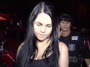 Raquel Policena chegou na noite de quinta-feira (13) ao 14º DP de Goiânia (Foto: Reprodução/TV Anhanguera)