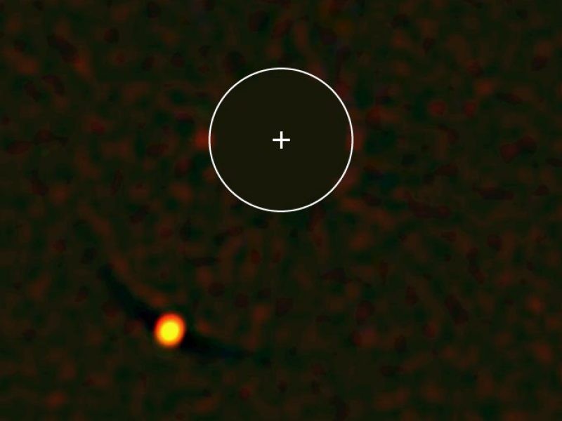Exoplaneta HIP65426b é o ponto brilhante no canto inferior esquerdo da foto (Foto: Chauvin et al. / SPHERE)