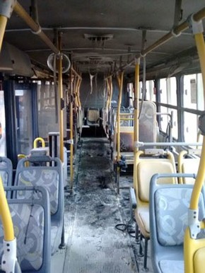 Parte interna do ônibus foi atingida pelas chamas (Foto: PM/Divulgação)