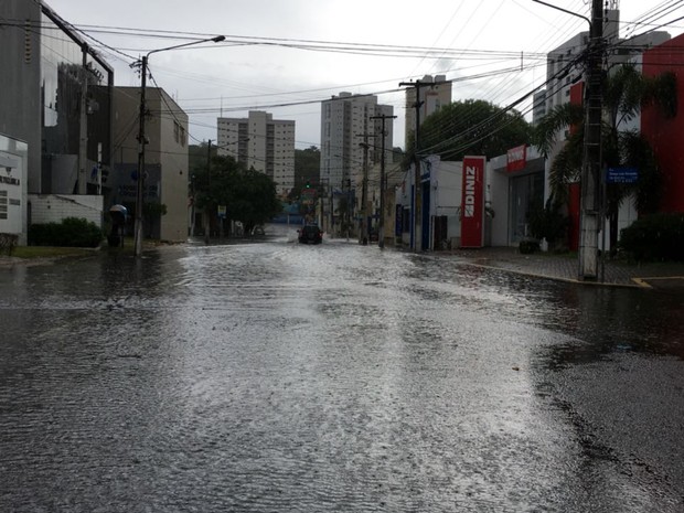 Chuva causou vários pontos de alagamento em Natal (Foto: Filipo Cunha/G1)