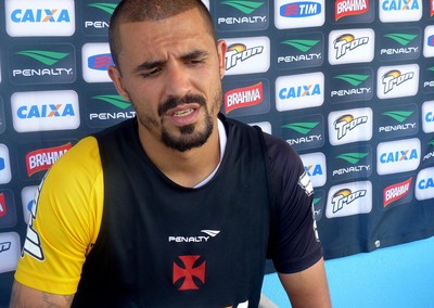 Douglas Silva zagueiro do Vasco (Foto: André Casado)