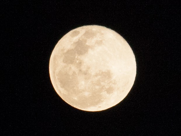 Fenômeno conhecido como Lua Azul é visto no céu de São Paulo na noite desta sexta-feira (31) (Foto: Fábio Tito/G1)