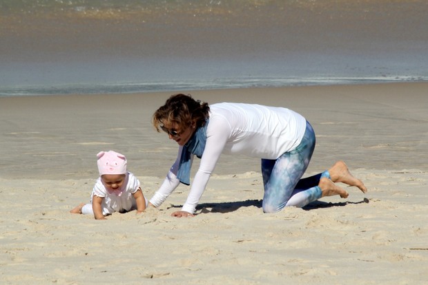 Guilhermina Guinle e filha na praia de Ipanema, RJ (Foto: J.Humberto / AgNews)