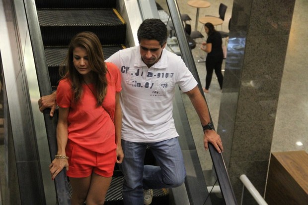 Nivea Stelmann e acompanhante em shoping no RJ (Foto: Marcus Pavão/AgNews)