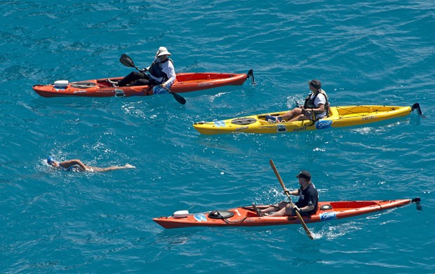 Diana Nyad escoltada por canóistas durante fase final da travessia (Foto: Andy Newman/Florida Keys News Bureau/AP)