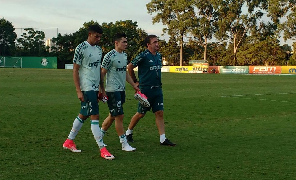  Jogam clássico? Cuca conversa com Juninho e Raphael Veiga no treino do Palmeiras