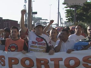 Trabalhadores protestam no Porto de Santos (Foto: Reprodução/TV Tribuna)