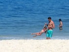 Cauã Reymond brinca na praia com a filha Sofia
