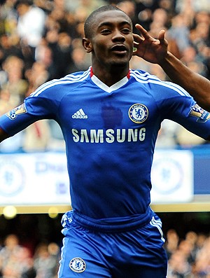 kalou e malouda comemoram gol do chelsea sobre o blackpool (Foto: Getty Images)