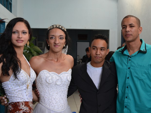 Casal recebeu amigos após a cerimônia em Cuiabá. Um deles é Sandy (primeira à esquerda), travesti condenado por homicídio. (Foto: Denise Soares/G1)