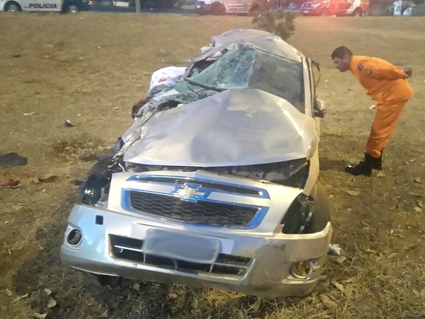 Carro destruído após capotagem em Samambaia Norte, no DF; duas mulheres morreram e duas ficaram gravemente feridas (Foto: Corpo de Bombeiros-DF/Divulgação) Carro destruído após capotagem em Samambaia Norte, no DF; duas mulheres morreram e duas ficaram gravemente feridas (Foto: Corpo de Bombeiros-DF/Divulgação)
