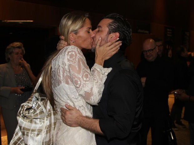 Adriane Galisteu dá beijão no marido, Alexandre Iódice (Foto: Paduardo e Thiago Duran/AgNews)
