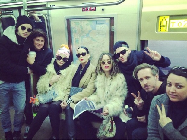 Katy Perry com amigos em metrô de Nova York após festa de ANo Novo (Foto: Instagram/ Reprodução)