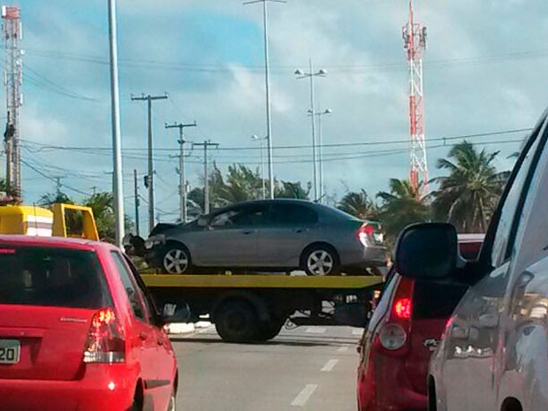 Motorista do Honda Civic foi socorrida em estado grave para o hospital após batida na Via Costeira, em Natal (Foto: Fernanda Zauli/G1)