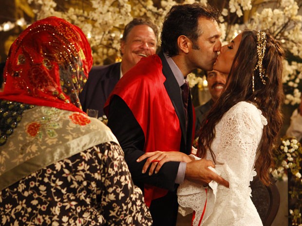 Zyah e Ayla se beijam durante a festa de casamento (Foto: Salve Jorge/TV Globo)