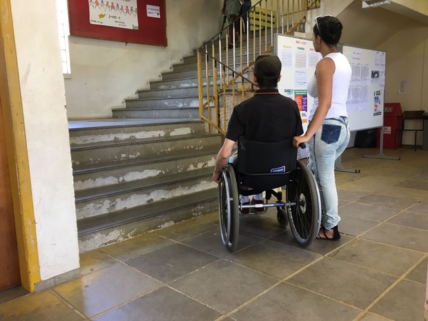 Luciano Santos de Vargas vota em escola que não tem acessibilidade (Foto: Fábio Almeida/RBS TV)