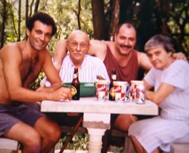 Domingos com o irmão Francisco e os pais (Foto: TV Globo)