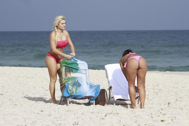 Caren Souza e Thaiz Schmitt na praia da Barra da Tijuca, RJ (Foto: Dilson Silva / AgNews)